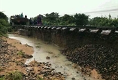 Ninh Thuận: Bão số 9 gây lũ lụt, nước cuốn trôi đường ray làm đường sắt tê liệt