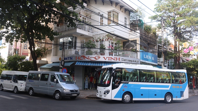 Xe du lịch tại Tuy Hòa, Phú Yên.